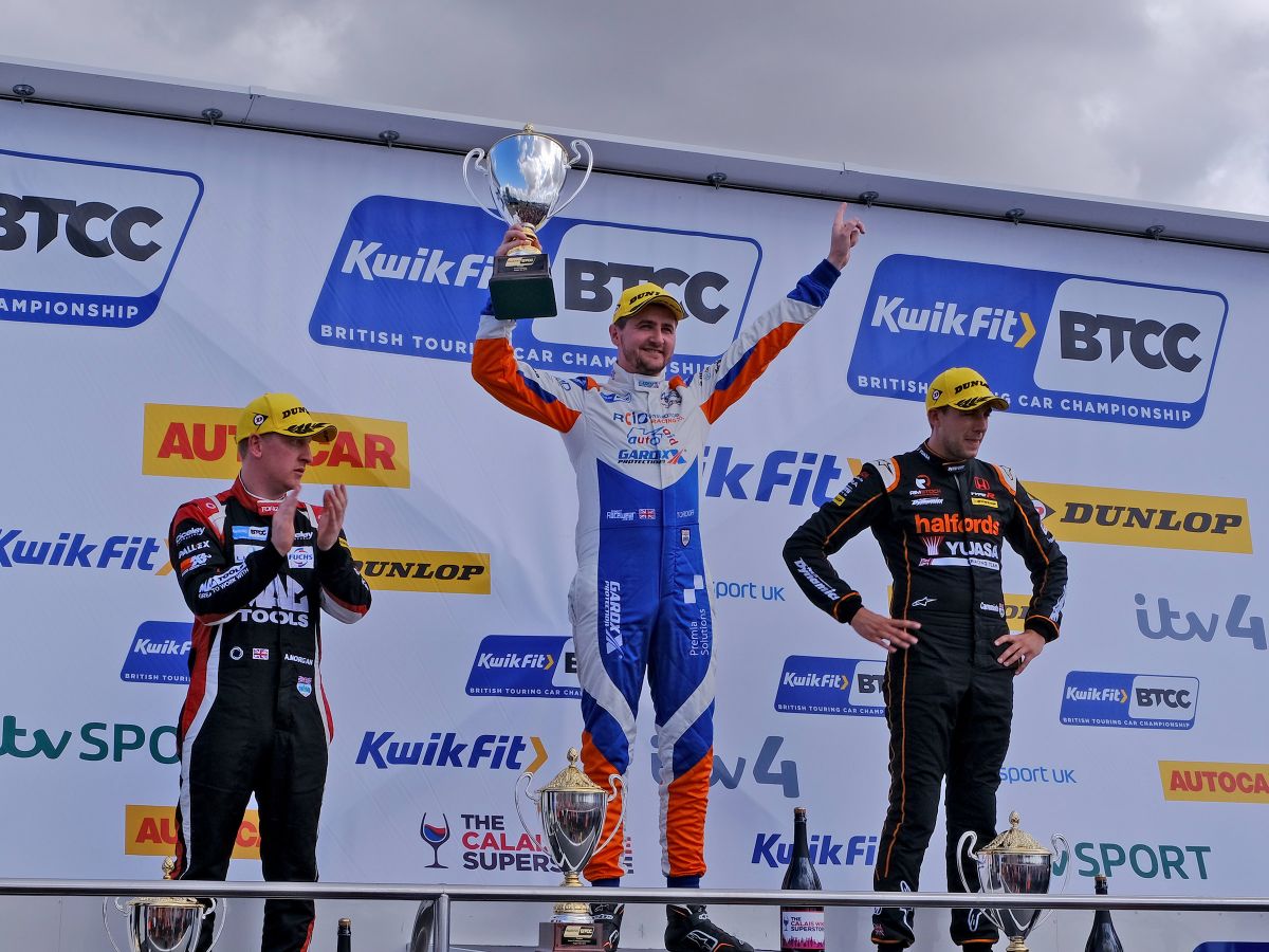 Cobra Sport AmD with AutoAid/RCIB Insurance Racing secures third victory at Thruxton